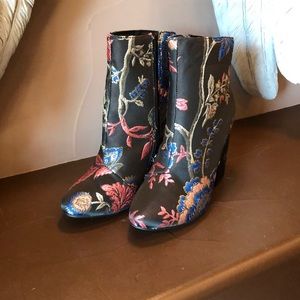 Never worn, excellent condition JustFab boots